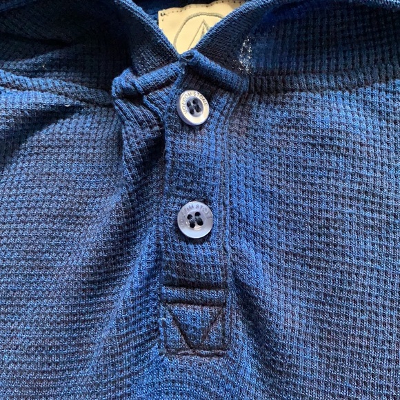 Volcom boys hooded t shirt. Size medium. Excellent condition - Picture 6 of 9